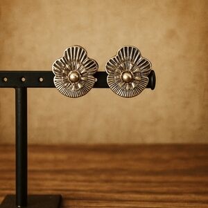 Vintage Silver Fan-Flower Clip-On Earrings – Retro Southwest Floral Statement